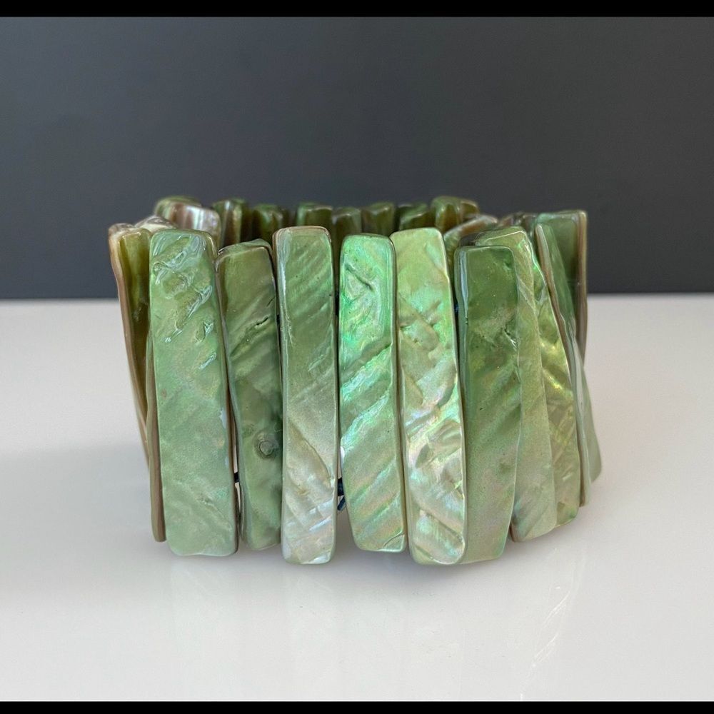Vintage Rare Natural Shell Green Mother of Pearl Stretch Bracelet